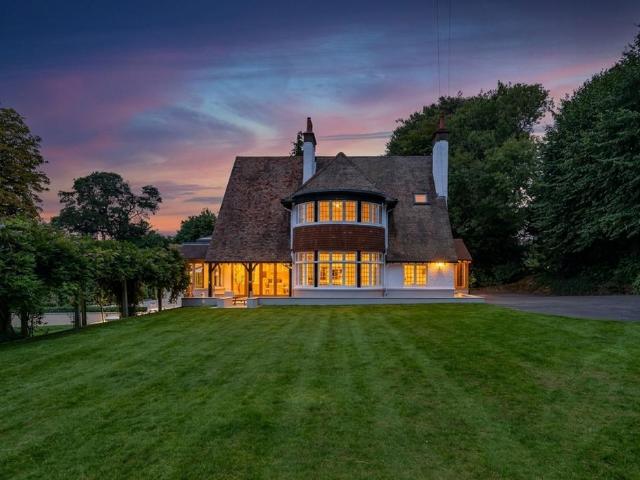 House for sale in Hillview, Surrey