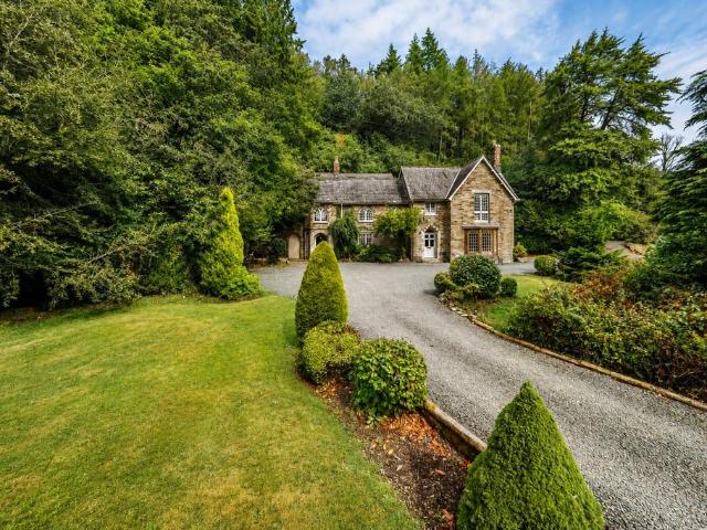 House for sale in Lamellion, Cornwall