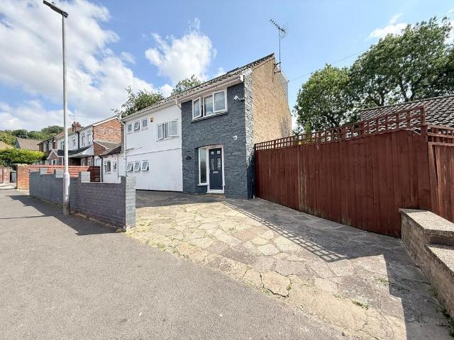 House for sale in Spring Park, Luton