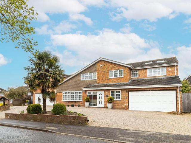 House for sale in Hatching Green, Five Acres