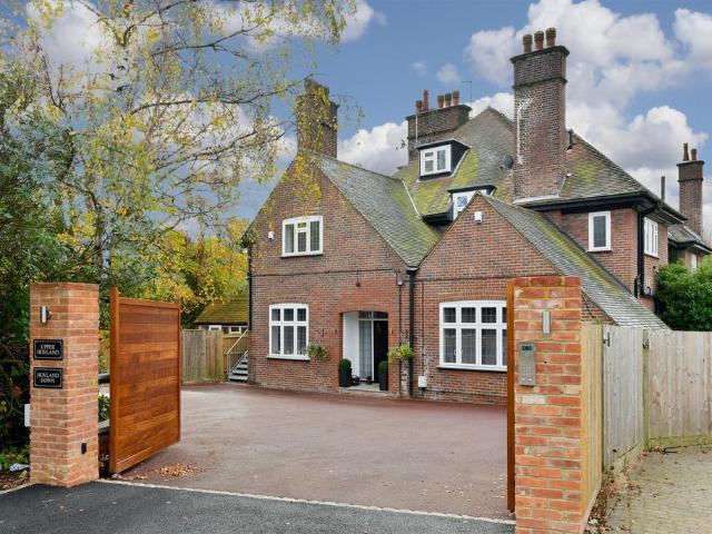 House for sale in Kingswood Warren, Red Hill