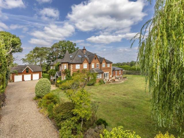 House for sale in Heol-las, Surrey