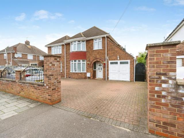 House for sale in Queens Park, Bedford