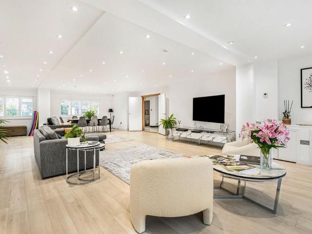 House for rent in Hadley Wood, Greater London