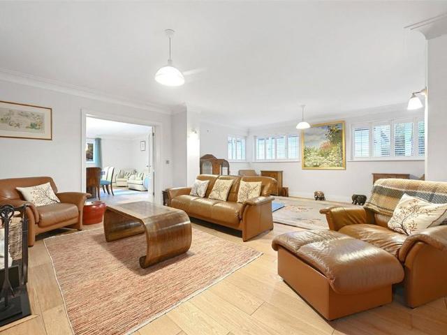 House for rent in Heronsgate, Batchworth