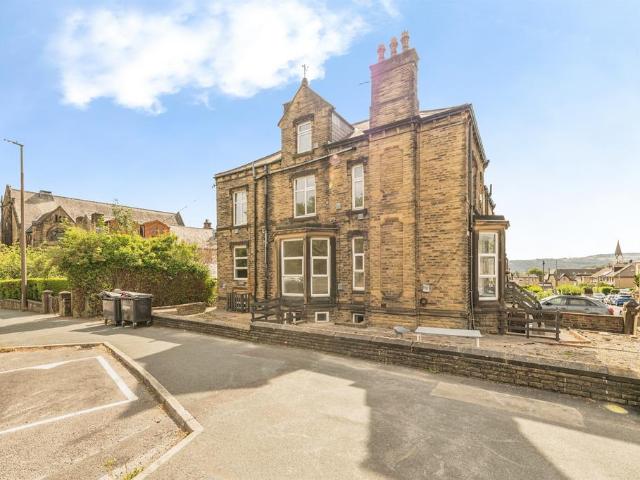 House for sale in Hillhouse, Huddersfield