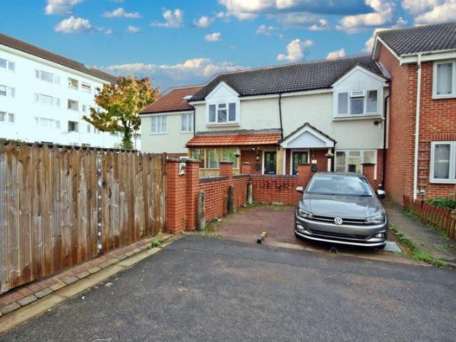 House for sale in Yeading, Greater London