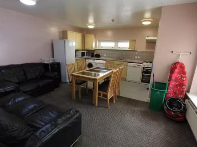 House for rent in Green Close, Warwickshire