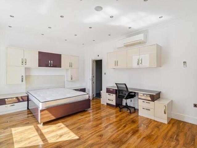 Flat for rent in Cat Hill