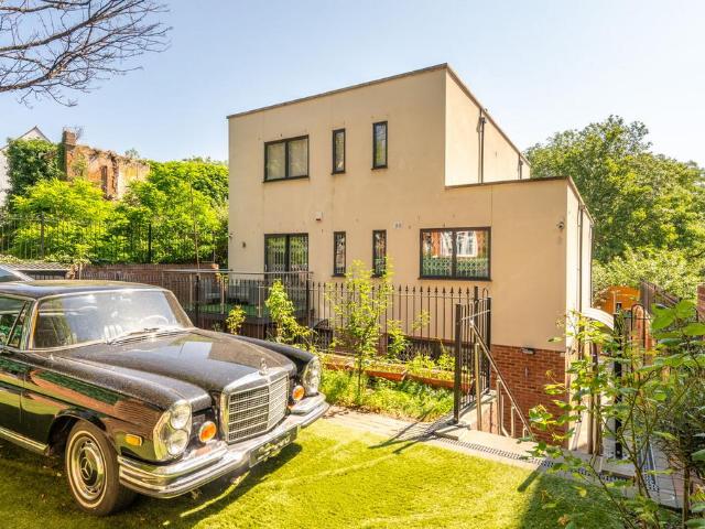 Flat for sale in Brondesbury, Greater London