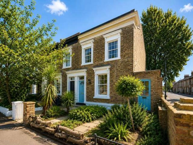 House for sale in Stratford New Town, Greater London