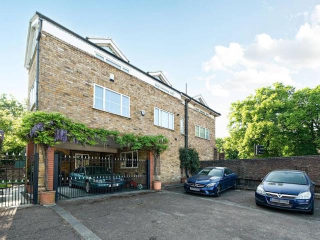 House for sale in London Borough of Hounslow, Strand