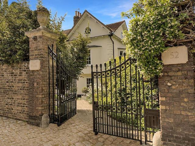 House for sale in East Greenwich, Greater London