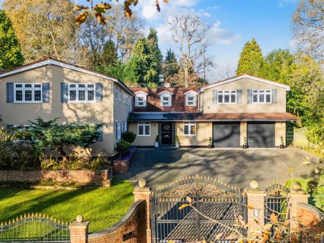 House for sale in Kingswood Warren, Red Hill