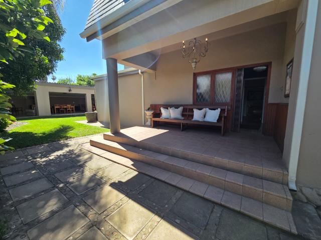 House for sale in Oudtshoorn Local Municipality, Garden Route District Municipality