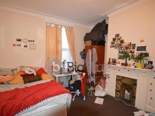 House for sale in Hyde Park, West Yorkshire