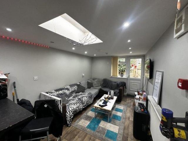 Room for rent in Falcon Lodge, Wales