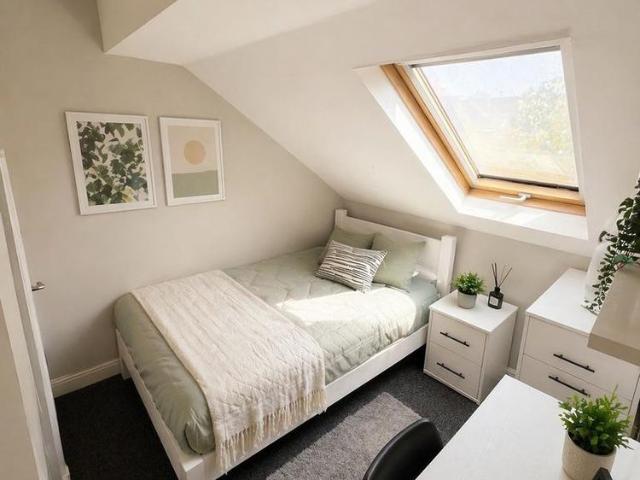 Room for rent in Falcon Lodge, Wales