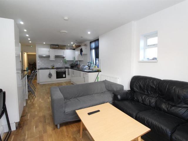 House for rent in Plasnewydd, Falcon Lodge