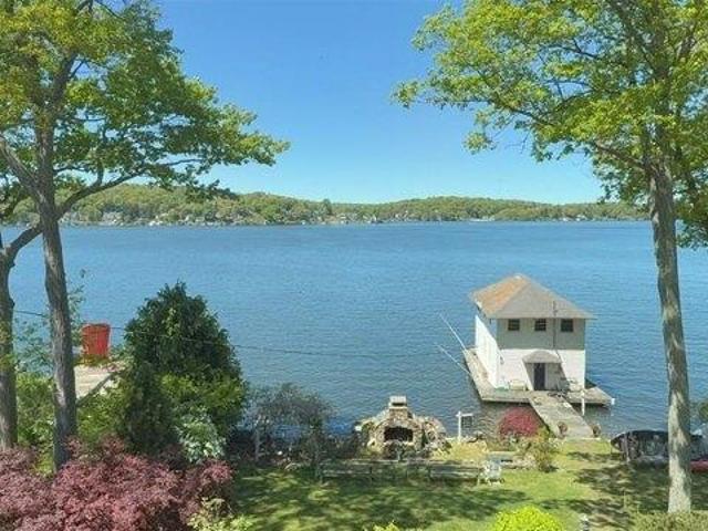 House for sale in Landing, New Jersey