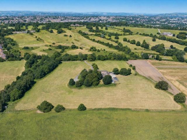 House for sale in Farsley, West Yorkshire