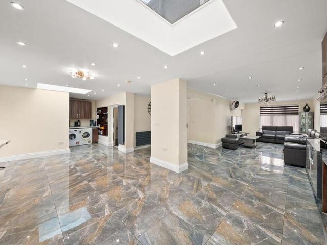 House for sale in London Borough of Ealing, Greenford