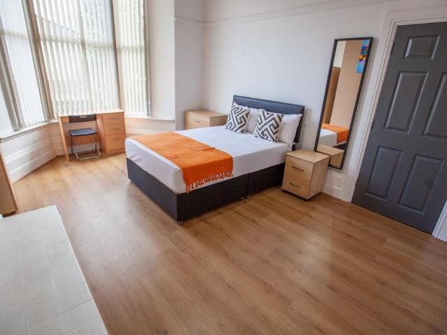 House for sale in Elm Park, Calderstones