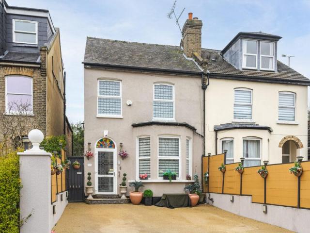 House for sale in North Finchley, Greater London