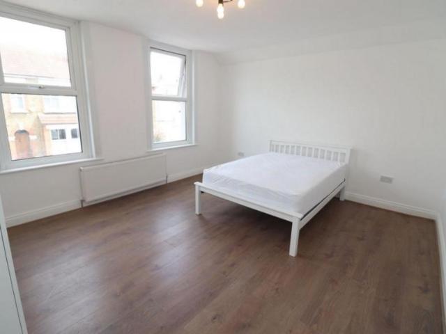 Room for rent in London Borough of Merton, Collier's Wood