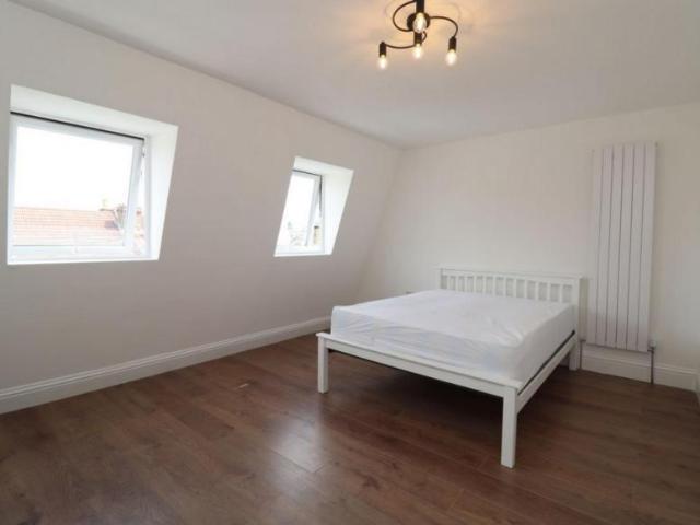Room for rent in London Borough of Merton, Collier's Wood