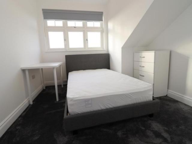 Room for rent in Bush Hill Park, Greater London