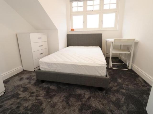 Room for rent in Bush Hill Park, Greater London