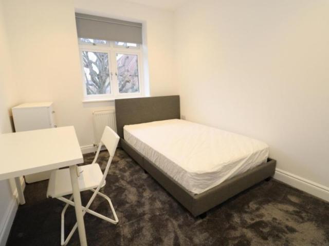 Room for rent in Bush Hill Park, Greater London