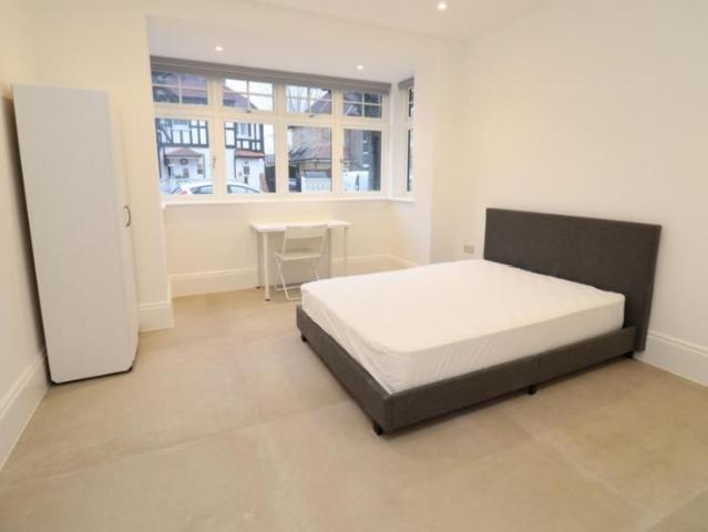 Room for rent in Bush Hill Park, Greater London