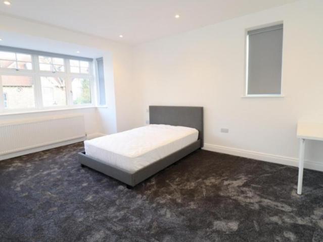 Room for rent in Bush Hill Park, Greater London