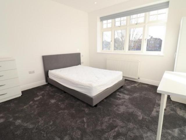 Room for rent in Bush Hill Park, Greater London