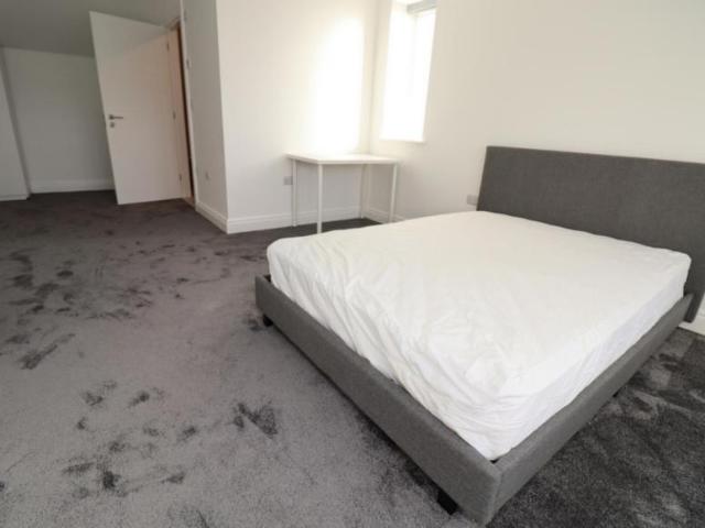 Room for rent in Bush Hill Park, Greater London