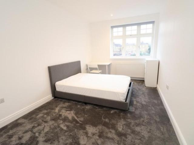 Room for rent in Bush Hill Park, Greater London