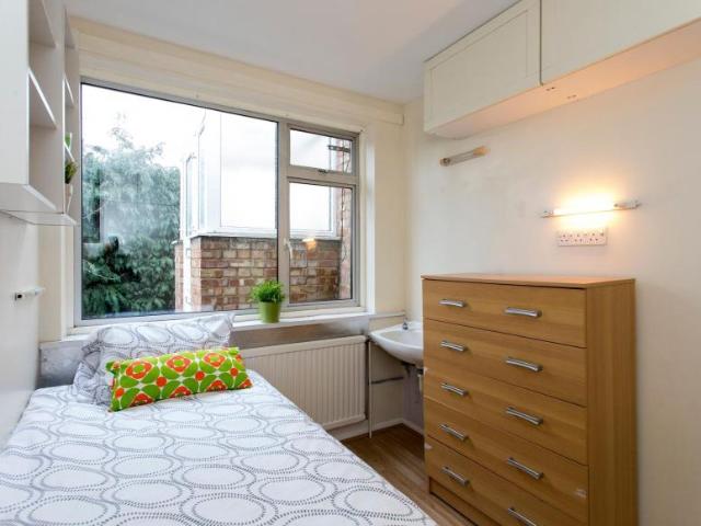 Room for rent in London Borough of Ealing, Park Royal