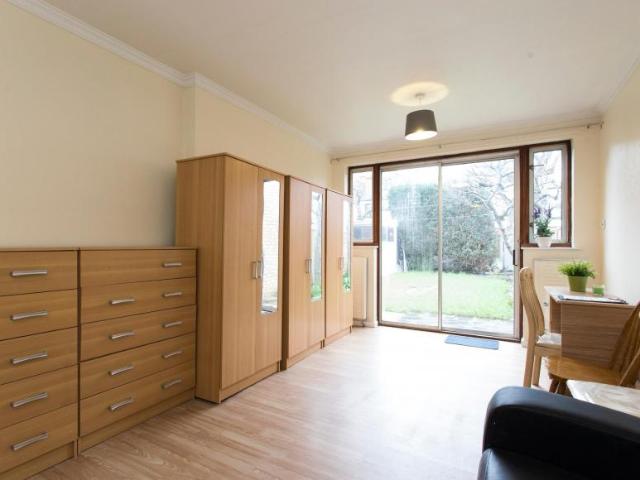 Room for rent in London Borough of Ealing, Park Royal