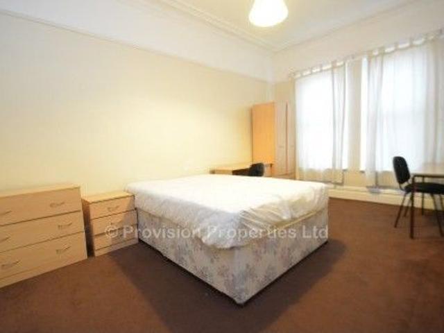 Room for rent in Hyde Park, West Yorkshire