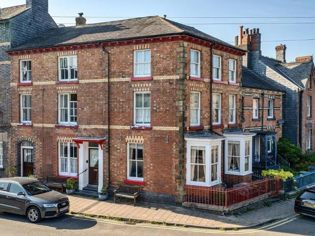 House for sale in Llanidloes, Wales