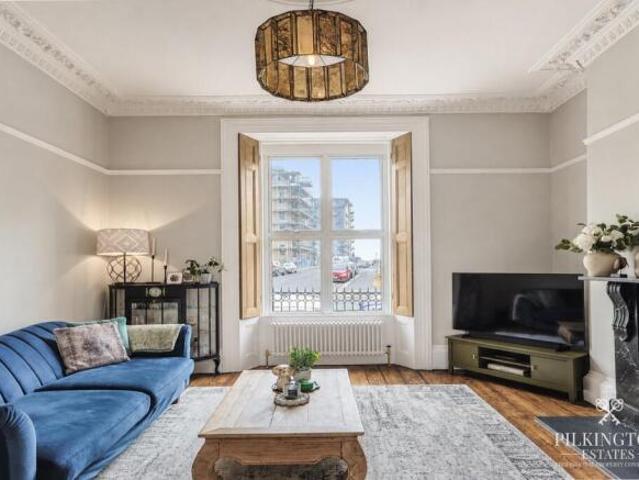 Townhouse for sale in Follaton, Strode