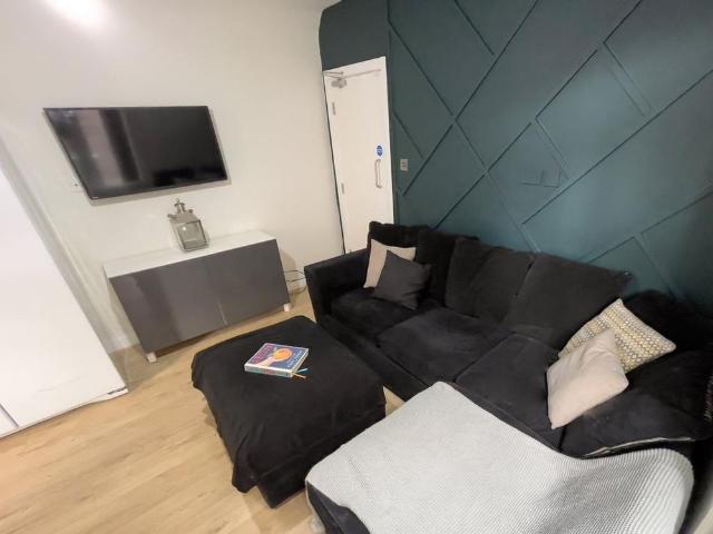 House for rent in Elm Park, Calderstones