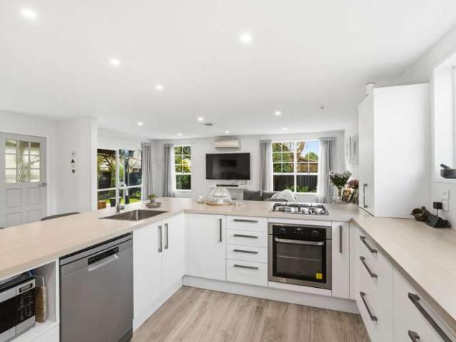 House for sale in Chaslands, Canterbury