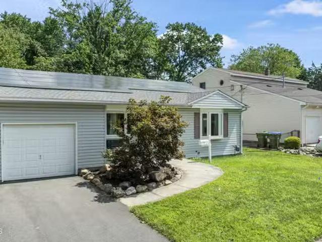 House for sale in Edison