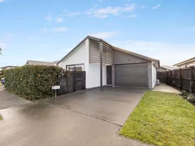 House for sale in Chaslands, Canterbury