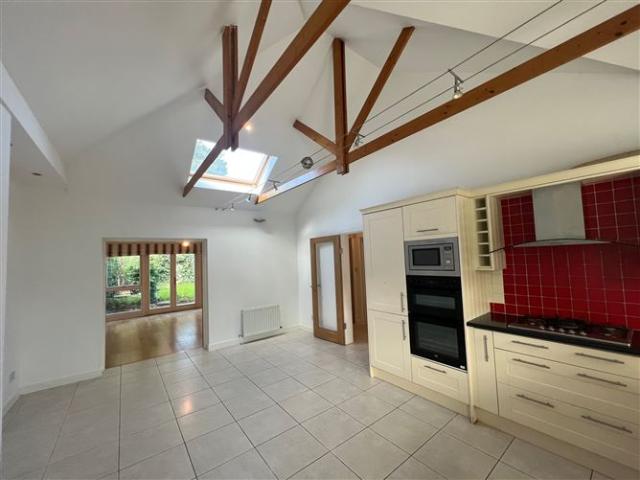 Bungalow to rent in Booterstown