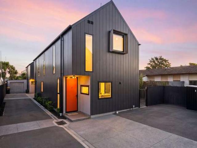 Townhouse for sale in Addington, Canterbury