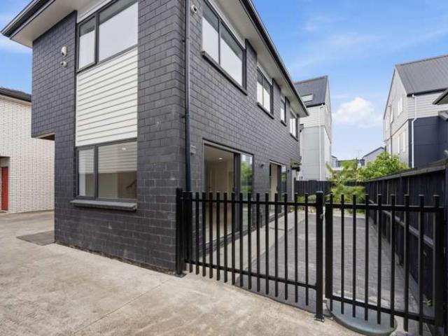 Townhouse for sale in Point England, Oroua County